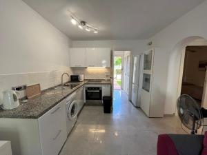 Estepona - Playa - 2 dormitorios con terraza y jardín al lado del mar Jo6