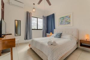 CHIC Lagoon front Villa by Casa Paraíso