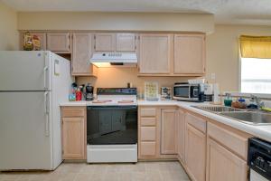 4 Mi to Beach Golf Getaway at River Oaks Resort!