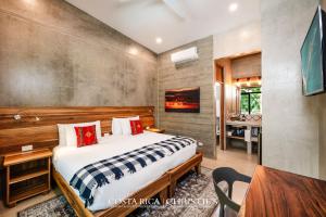 Steps to the Main Surf Break - 6 Bedroom Villa