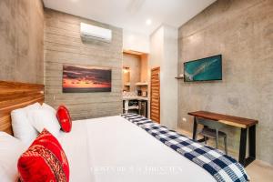 Steps to the Main Surf Break - 6 Bedroom Villa