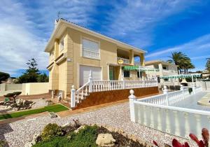 Beautiful penthouse in 1st line of sea with pool