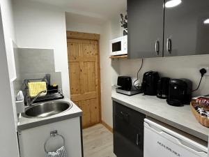 Stardust Getaway Tiny-Home E32AK40