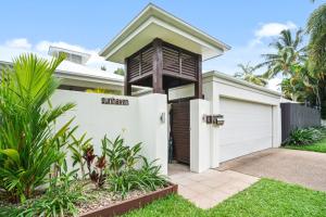 Sunhaven Palm Cove 3 Bedroom House with Pool, AC & Free Parking