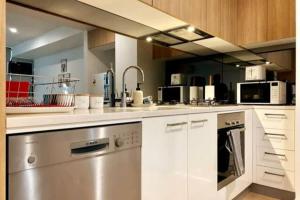 Modern 2BR Apt Adelaide CBD with Pool-Gym-BBQ