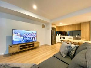 Beautiful 2BR Apt at Adelaide CBD with Pool-Gym-BBQ