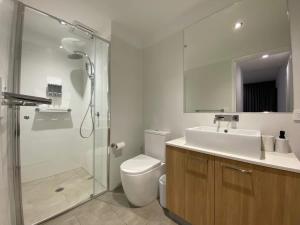 Luxury 3 BR Apt with Pool-Gym-Sauna-Steam Room