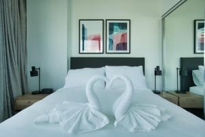 Stylish 1 BR CBD Apt-Pool-Gym-Sauna-Steam Room