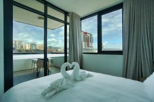 Stylish 1 BR CBD Apt-Pool-Gym-Sauna-Steam Room