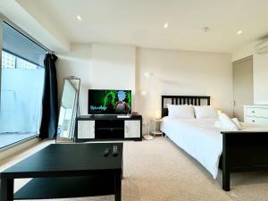 Morphett St Studio Retreat with Pool and Gym Access