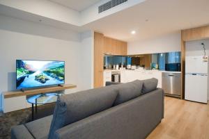 Charming CBD Escape 1BR Apartment with Pool and Gym