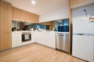 Charming CBD Escape 1BR Apartment with Pool and Gym