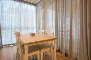 Charming CBD Escape 1BR Apartment with Pool and Gym - Keswick