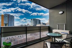 Modern 2 Bedroom Apartment - Adelaide CBD