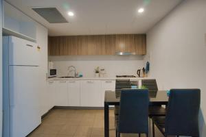 Modern 2 Bedroom Apartment - Adelaide CBD