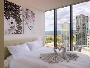 Queen Bed Luxury Parisian Paradise with Amazing City Views & Gym