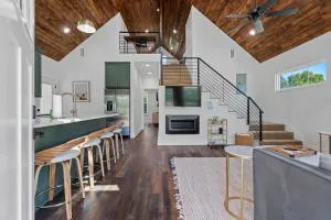 The Betty, on 2 acres Hot tub & 2 King Beds - Caddo Valley