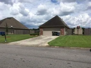 4BR 2BA Family Home On a Lake - Maurepas