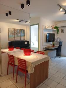 NA BEIRA MAR DE PAJUCARA- EDIF NEO- APARTAMENTO QUARTO E SALA - POSSUI VARANDA- VISTA LATERAL DO MAR-RUA JULIO PLECH FILHO 60 ESQUINA COM AVENIDA DOUTOR ANTONIO GOUVEIA - CONSUMO ELETRICO É PAGO No CKECK-OUT - 1 KWH É 1,35 REIAS - TEM TELA DE PROTE