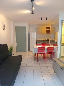 NA BEIRA MAR DE PAJUCARA- EDIF NEO- APARTAMENTO QUARTO E SALA - POSSUI VARANDA- VISTA LATERAL DO MAR-RUA JULIO PLECH FILHO 60 ESQUINA COM AVENIDA DOUTOR ANTONIO GOUVEIA - CONSUMO ELETRICO É PAGO No CKECK-OUT - 1 KWH É 1,35 REIAS - TEM TELA DE PROTE