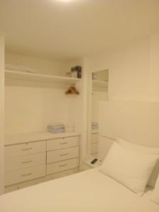 NA BEIRA MAR DE PAJUCARA- EDIF NEO- APARTAMENTO QUARTO E SALA - POSSUI VARANDA- VISTA LATERAL DO MAR-RUA JULIO PLECH FILHO 60 ESQUINA COM AVENIDA DOUTOR ANTONIO GOUVEIA - CONSUMO ELETRICO É PAGO No CKECK-OUT - 1 KWH É 1,35 REIAS - TEM TELA DE PROTE