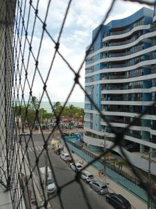 NA BEIRA MAR DE PAJUCARA- EDIF NEO- APARTAMENTO QUARTO E SALA - POSSUI VARANDA- VISTA LATERAL DO MAR-RUA JULIO PLECH FILHO 60 ESQUINA COM AVENIDA DOUTOR ANTONIO GOUVEIA - CONSUMO ELETRICO É PAGO No CKECK-OUT - 1 KWH É 1,35 REIAS - TEM TELA DE PROTE