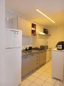 NA BEIRA MAR DE PAJUCARA- EDIF NEO- APARTAMENTO QUARTO E SALA - POSSUI VARANDA- VISTA LATERAL DO MAR-RUA JULIO PLECH FILHO 60 ESQUINA COM AVENIDA DOUTOR ANTONIO GOUVEIA - CONSUMO ELETRICO É PAGO No CKECK-OUT - 1 KWH É 1,35 REIAS - TEM TELA DE PROTE