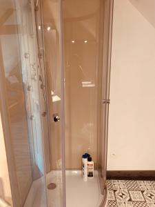 CHAMBRE et JARDIN Village au bord de l eau Cour et Garage privés