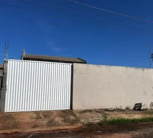 Casa com dois quartos e piscina em mineiros - Chapadão do Céu