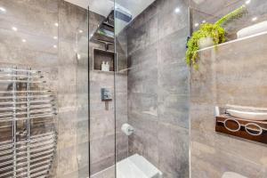 Shenley House - Close to City Centre - Driveway Parking, Self-Check-In, Workspace, Fast WiFi and Smart TV by Yoko Property