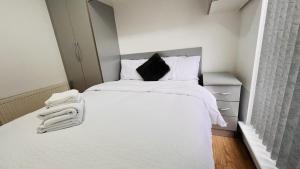 Northolt - House - Sleeps 6 - Parking - Garden