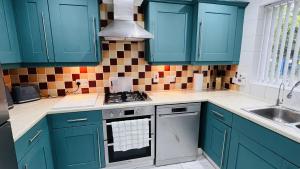 Northolt - House - Sleeps 6 - Parking - Garden