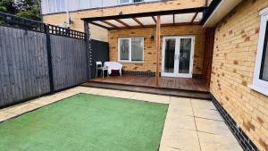 Northolt - House - Sleeps 6 - Parking - Garden