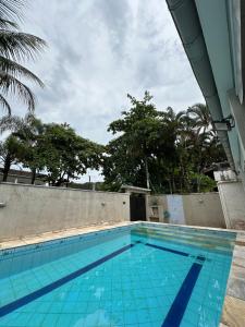 Casa de praia em condomínio com piscina