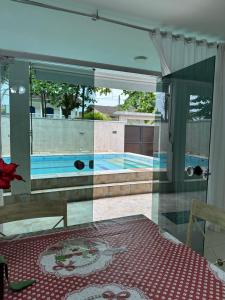 Casa de praia em condomínio com piscina