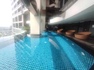 Gramercy 2BR Penthouse at 66F corner unit with 4 Balconies, View of Manila Bay & Sunset, Direct Mall Access, Free Access To Pool