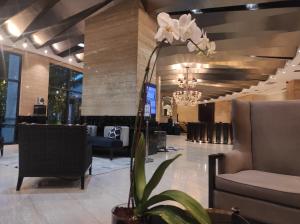 Gramercy 2BR Penthouse at 66F corner unit with 4 Balconies, View of Manila Bay & Sunset, Direct Mall Access, Free Access To Pool