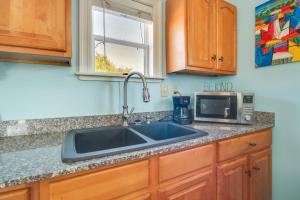 Studio about 5 Mi to Waveland Beach and Pier!