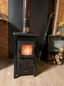 Cabane au bord dun étang