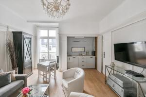Chic apartment on the Champs-Élysées with AC