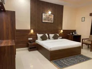 House M Lodge - Tonk