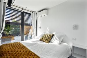 Private Front Beach Villa with garden and garage