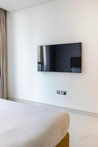 Luxury 2BR Prime Location & Burj Views