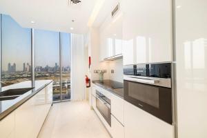 Luxury 2BR Prime Location & Burj Views