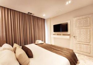 Luxury 1BR Condo Prime Location