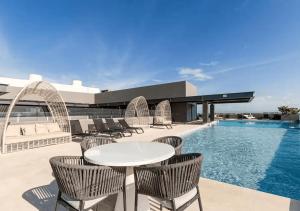 Luxury 1BR Condo Prime Location