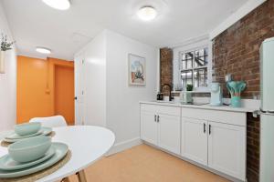 Private Garden Getaway Cozy and Chic Near Subway at "Vintage Luxe"