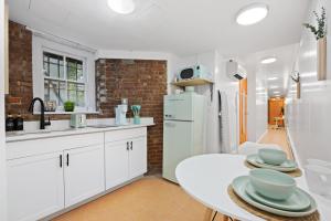 Private Garden Getaway Cozy and Chic Near Subway at "Vintage Luxe"