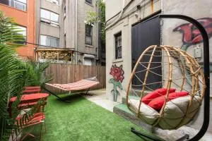 Private Garden Getaway Cozy and Chic Near Subway at "Vintage Luxe" - 埃奇沃特