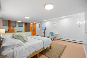 Private Garden Getaway Cozy and Chic Near Subway at "Vintage Luxe"